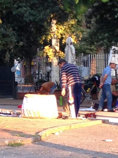 Una favela-suk-mercatino di roba rubata di fronte alla Cattedrale di San Giovanni. In un parco dove giocano bambini e stanno anziani. Uno scandalo nazionale