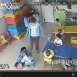 Cina: bambini presi a calci all’asilo dalle maestre. Video shock