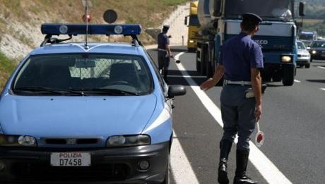 Torino, auto finisce sotto ad un tir