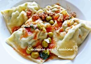 ravioloni di patate con ragù