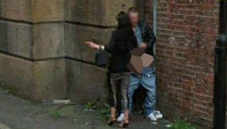 Google view becca una coppietta per strada, cosa stanno facendo?