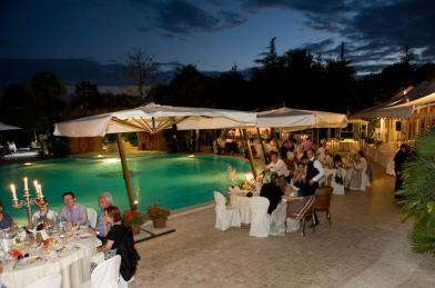 matrimonio in piscina