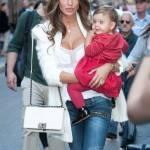 Claudia Galanti e Arnauld Mimran, shopping a Milano04