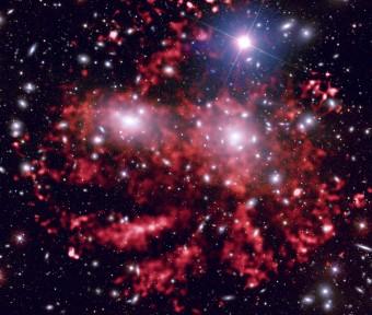 Il centro dell'ammasso della Chioma, in luce visibile con gli eccessi di radiazione X sovrapposti in rosso (JJ Sanders/Sloan Digital Sky Survey)