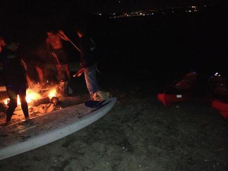 Canoa di notte nel golfo di Napoli