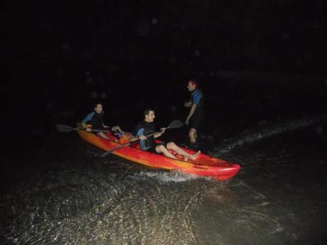 Canoa di notte nel golfo di Napoli