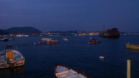 Canoa di notte nel golfo di Napoli