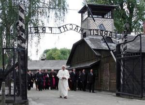 Benedetto XVI ad Auschwitz www.webalice.it  300x217 I papi e la guerra