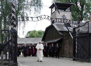 I papi e la guerra Benedetto XVI ad Auschwitz www.webalice.it 300x217 I papi e la guerra