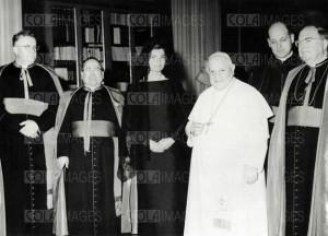 I papi e la guerra Jacqueline Kennedy in udienza con Papa Giovanni XXIII www.colaimages.com 300x216 I papi e la guerra