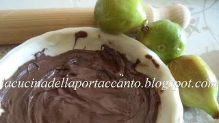 Piccole torte fiorite alla crema di nocciole piemontesi e fichi bianchi del Cilento