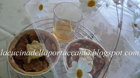 Piccole torte fiorite alla crema di nocciole piemontesi e fichi bianchi del Cilento