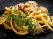 pasta pesce azzurro: ricetta bucatini sgombro, sugarello lama sciabola finocchietto selvatico pane grattugiato