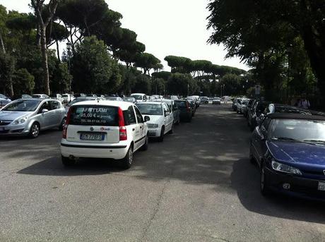 Pullman turistici dovunque e il parcheggio a loro dedicato, appena attrezzato a Caracalla viene occupato abusivamente dalle auto