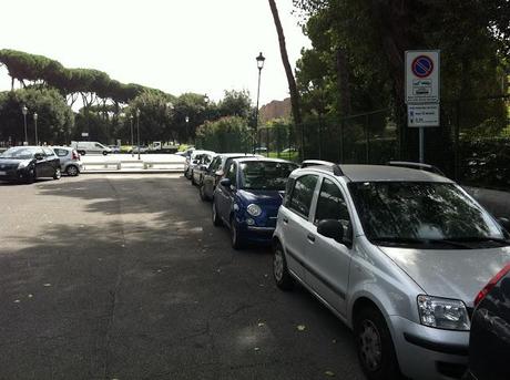 Pullman turistici dovunque e il parcheggio a loro dedicato, appena attrezzato a Caracalla viene occupato abusivamente dalle auto