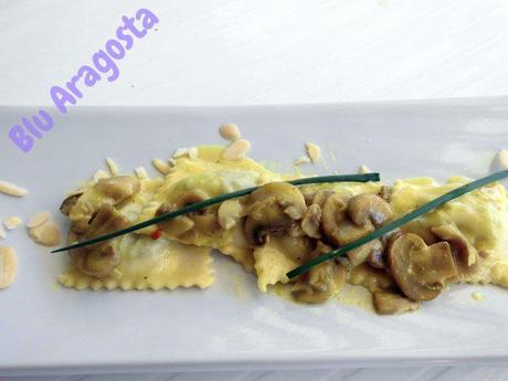 Raviolis aux escargots, crème de champignon et curry, ravioli alle lumache conditi con crema di champignon e curry