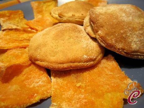 Panzerotti fragranti al salmone e pesto di pistacchi: cena salvata in corso di preparazione