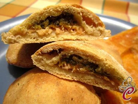 Panzerotti fragranti al salmone e pesto di pistacchi: cena salvata in corso di preparazione