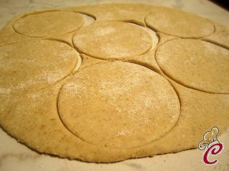 Panzerotti fragranti al salmone e pesto di pistacchi: cena salvata in corso di preparazione