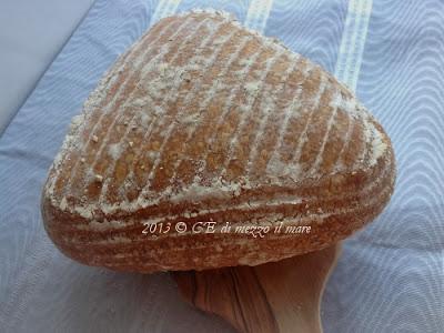 Pane nel cestino da lievitazione