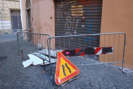 ANCORA SCHIFATI DALL'OBBROBRIO DI IERI? TRANQUILLI, VI CONCEDIAMO IL BIS! LA PECETTA TAPPABUCHE DI CARTONE A ROMA STA DIVENTANDO UNA VERA E PROPRIA MODA