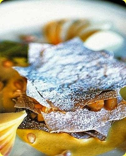 Sfogliatina di mele caramellate e melagrana con salsa di vaniglia