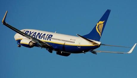 Ryanair cambia rotta: chiede scusa ai propri clienti!