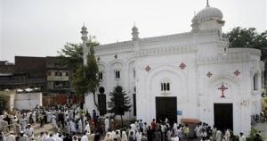 Pakistan, attacco terroristico, due kamikaze in chiesa 72 morti