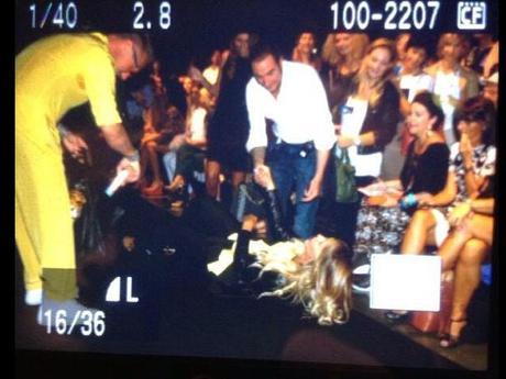 guendalina-canessa-cade-sfilata Guendalina Canessa cade sulla passerella della Milano Fashion Week #sbam
