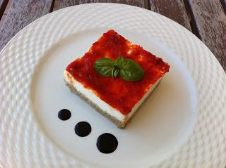 CHEESECAKE SALATA AL GRANO SARACENO CON SALSA DI PEPERONI E GLASSA AL BALSAMICO