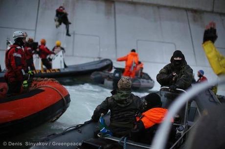 Aiutateci a salvare i due attivisti Greenpeace arrestati dalla Guardia Costiera Russa e detenuti senza assistenza