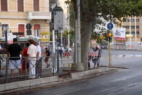 UNA CITTA' DI DEMENTI E INCAPACI TOTALI: DA TRE ANNI ASPETTIAMO CHE QUALCUNO SI DECIDA A MUOVERE IL CULO PER SISTEMARE LA BANCHINA DELL'8 DANNEGGIATA!