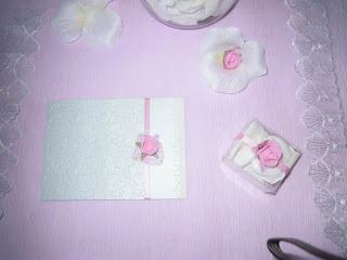 Partecipazioni per matrimonio in pregiato cartoncino perlescente con fiore segnaposto e scatolina portaconfetti coordinati