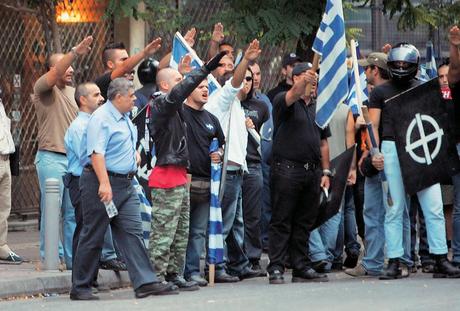I greci di Alba Dorata durante una manifestazione (ethnos.gr)