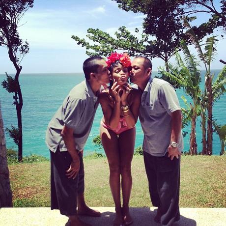 themusik rihanna relax sexy hot bikini thailandia instagram4 Rihanna, in viaggio in Thailandia, mostra le sue forme