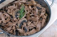 Tagliatelle di castagne ai funghi porcini
