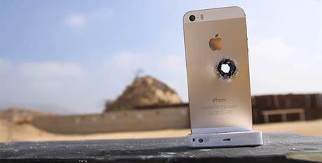 iphone 5s vs 50cal FSMdotCOM iPhone 5S torturato e fatto fuori con un calibro 50... (VIDEO)