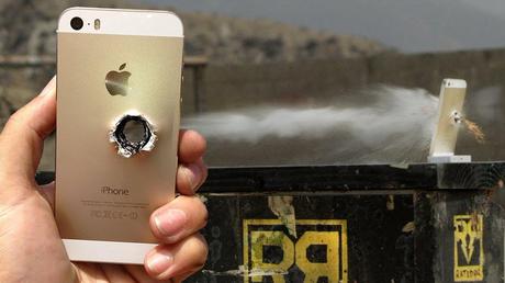  iPhone 5S torturato e fatto fuori con un calibro 50... (VIDEO)