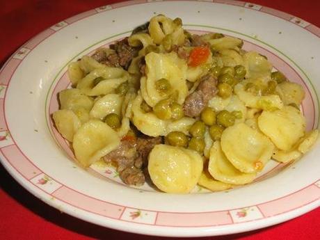 Orecchiette_con_piselli_salsiccia_e_pomodorino