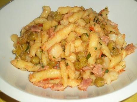 Strozzapreti_al_prosciutto_pomodorini_piselli_e_patata