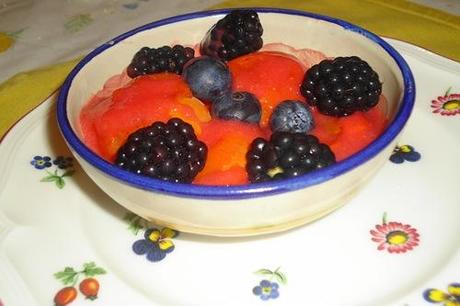 Albicocche_con_salsa_di_fragole_e_frutti_di_bosco