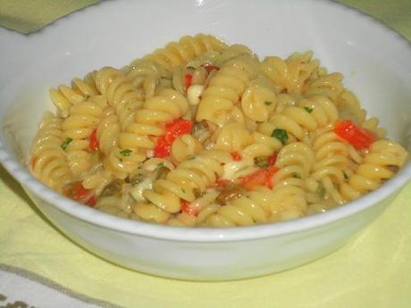 Fusilli_con_carbonara_ai_capperi_e_peperoni