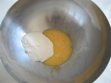 In una ciotola sbattere l'uovo e aggiungere lo zucchero