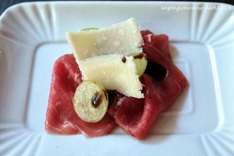 Carpaccio di manzo salmistrato con uva e Parmigiano Reggiano...in omaggio alla Parmigiano Reggiano Academy2