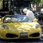 New York, Ralph Lauren va a prendere un caffè con la sua Ferrari gialla