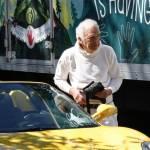 New York, Ralph Lauren va a prendere un caffè con la sua Ferrari gialla092