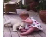 Bambina mesi gioca cucciolo veranda casa (Video)