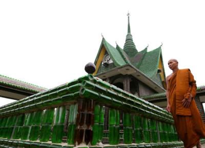 THAILANDIA – Tempio buddista fatto interamente di bottiglie di vetro