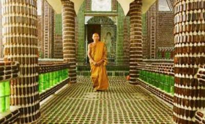 THAILANDIA – Tempio buddista fatto interamente di bottiglie di vetro