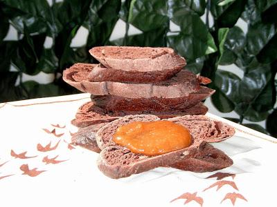 Pane al cacao e cannella per la prima colazione